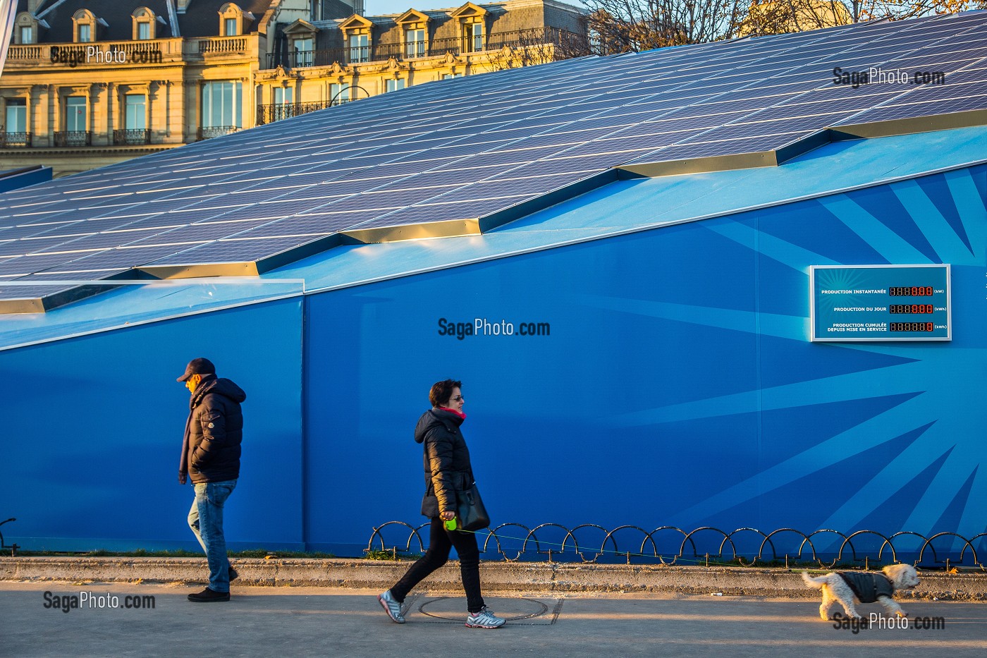 PANNEAUX PHOTOVOLTAIQUES INSTALLES SUR LE ROND POINT DES CHAMPS ELYSEES POUR ALIMENTER UNE PARTIE DES ILLUMINATIONS DE NOEL DE L'AVENUE PENDANT LA COP21, PARIS (75), FRANCE 