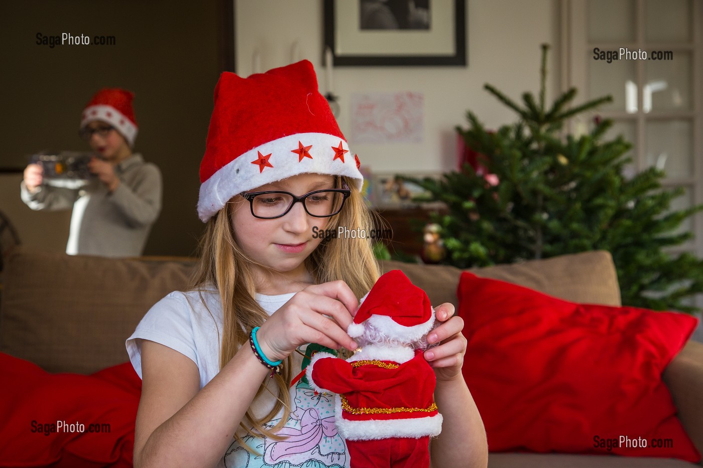 DECORATION EN FAMILLE DU SAPIN DE NOEL 