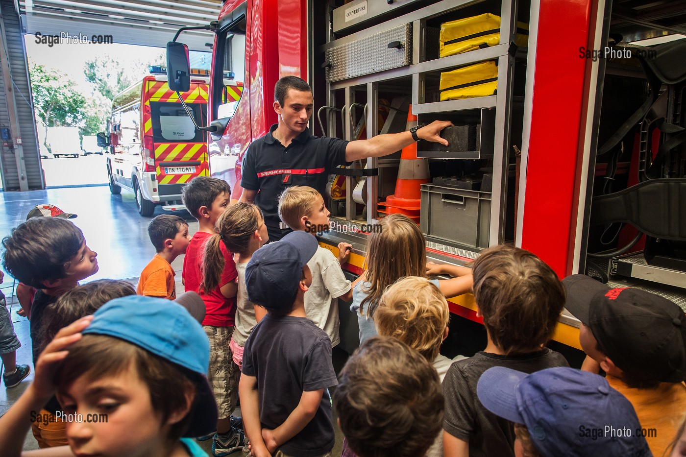 ENFANT DANS UNE CASERNE DE SAPEURS POMPIERS 