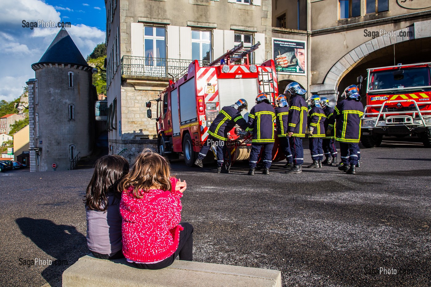 ENFANTS ET SAPEURS POMPIERS 