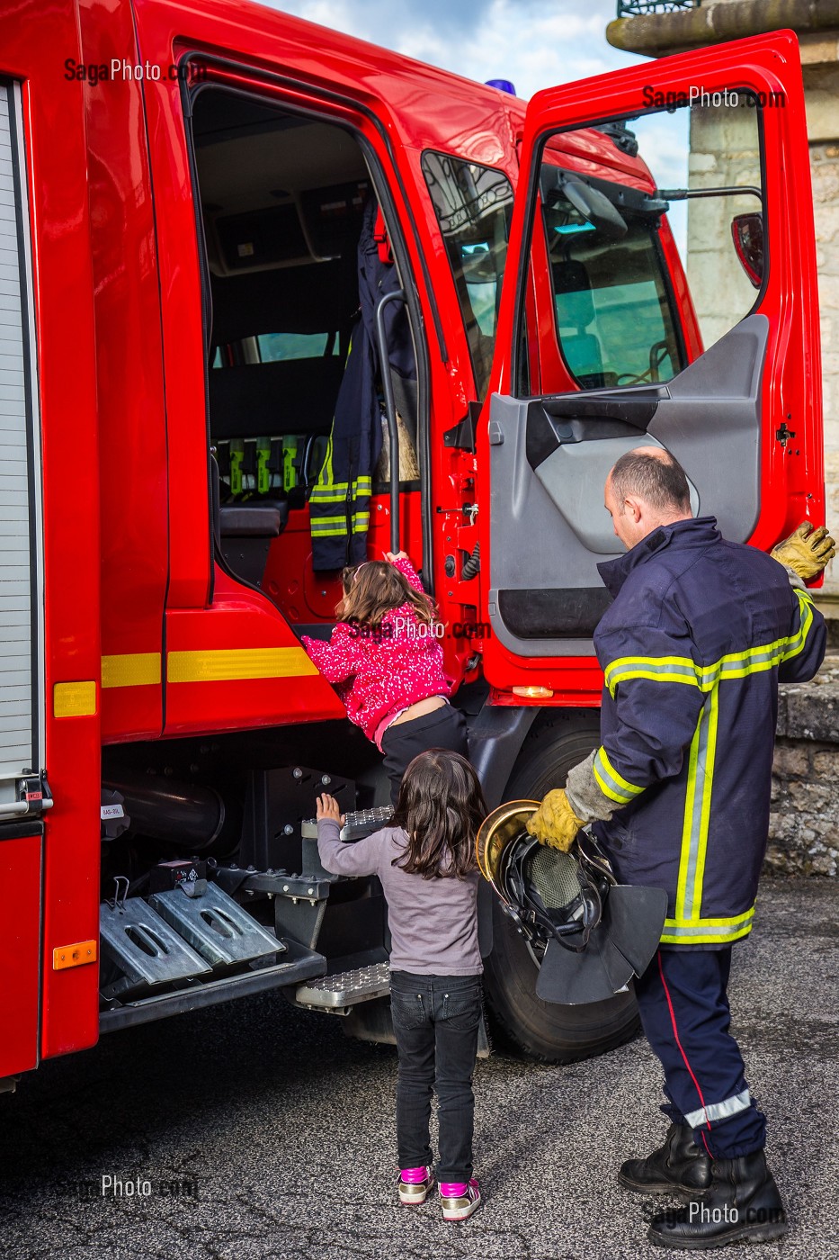 ENFANTS ET SAPEURS POMPIERS