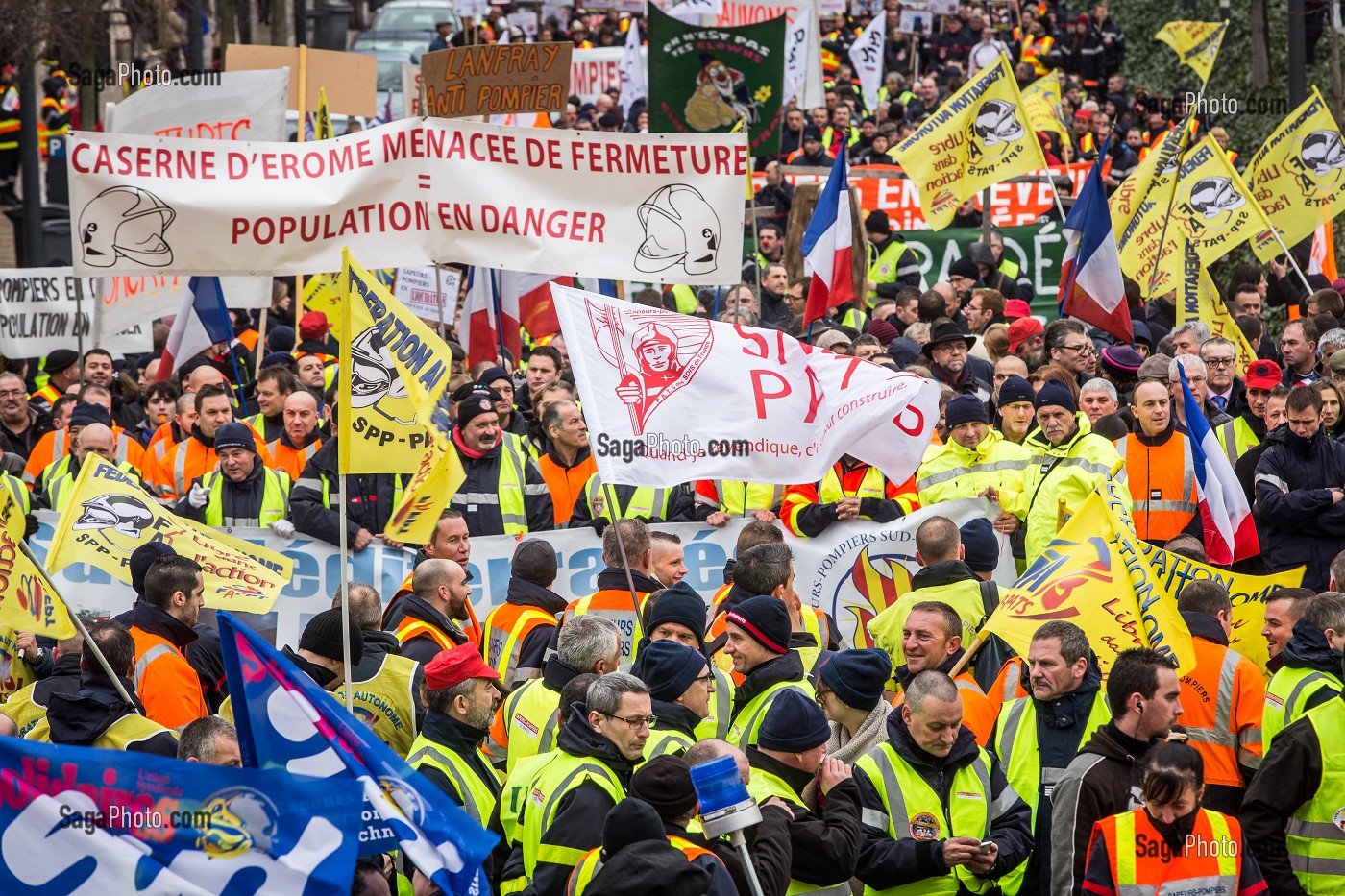 MANIFESTATION DES SAPEURS POMPIERS, ELUS ET POPULATION CONTRE LA FERMETURE DE 19 CENTRE DE SECOURS 