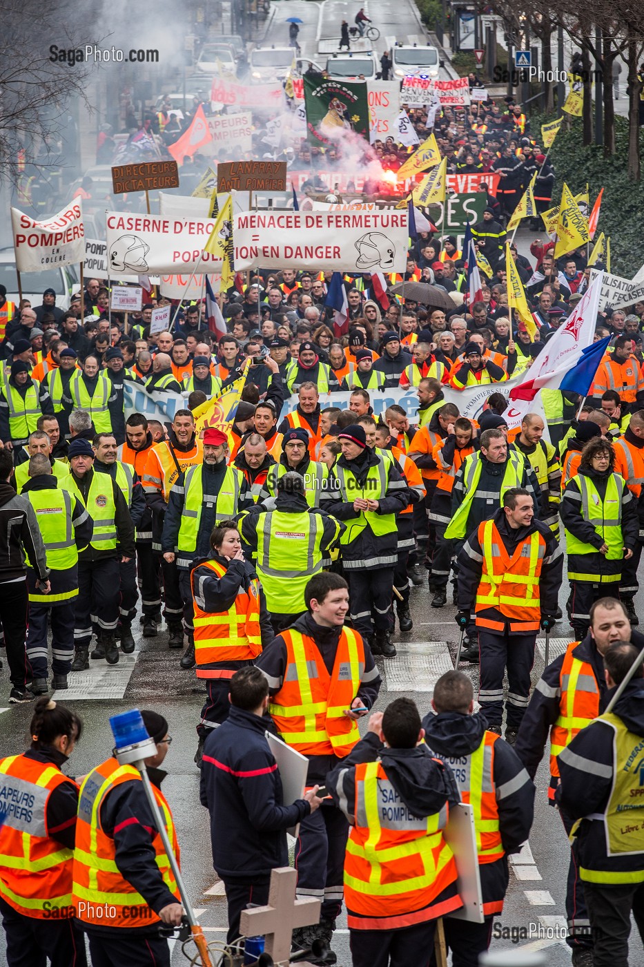 MANIFESTATION DES SAPEURS POMPIERS, ELUS ET POPULATION CONTRE LA FERMETURE DE 19 CENTRE DE SECOURS 