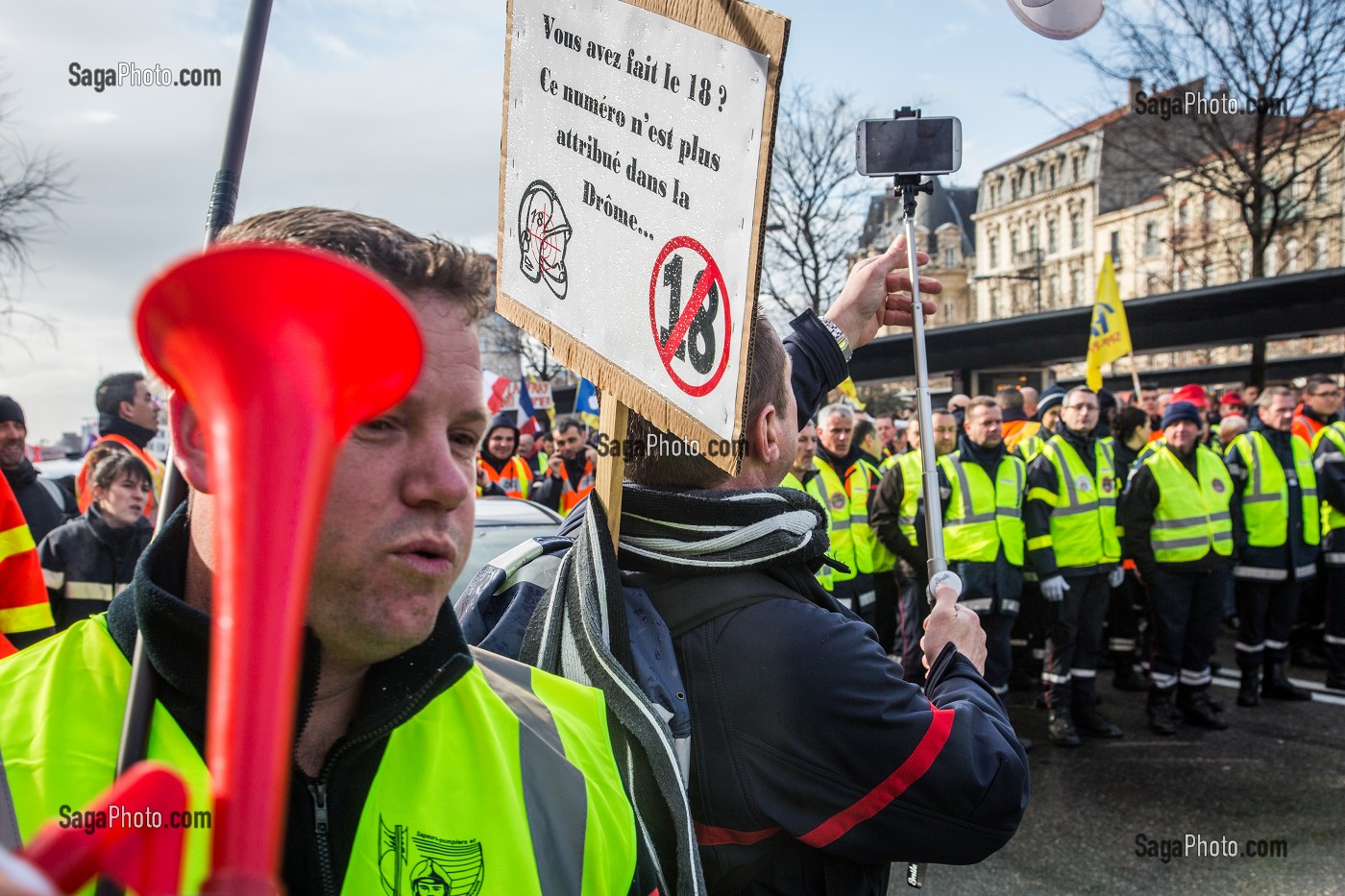 MANIFESTATION DES SAPEURS POMPIERS, ELUS ET POPULATION CONTRE LA FERMETURE DE 19 CENTRE DE SECOURS 