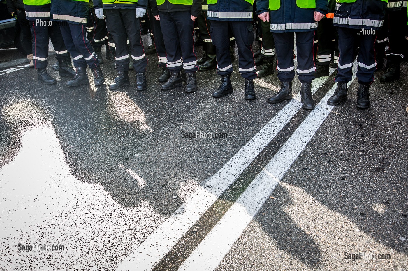 MANIFESTATION DES SAPEURS POMPIERS, ELUS ET POPULATION CONTRE LA FERMETURE DE 19 CENTRE DE SECOURS 