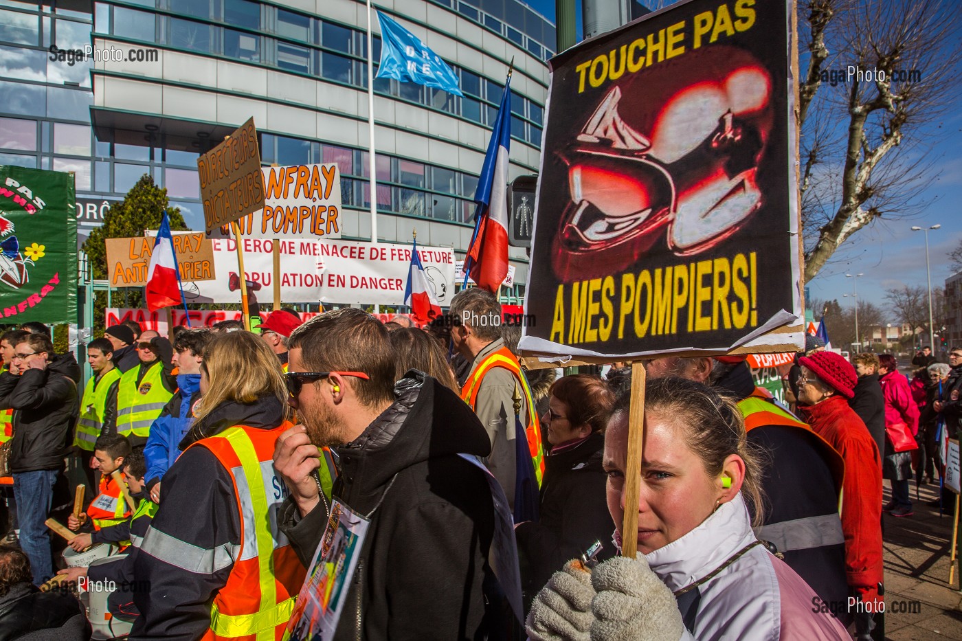 MANIFESTATION DES SAPEURS POMPIERS, ELUS ET POPULATION CONTRE LA FERMETURE DE 19 CENTRE DE SECOURS 