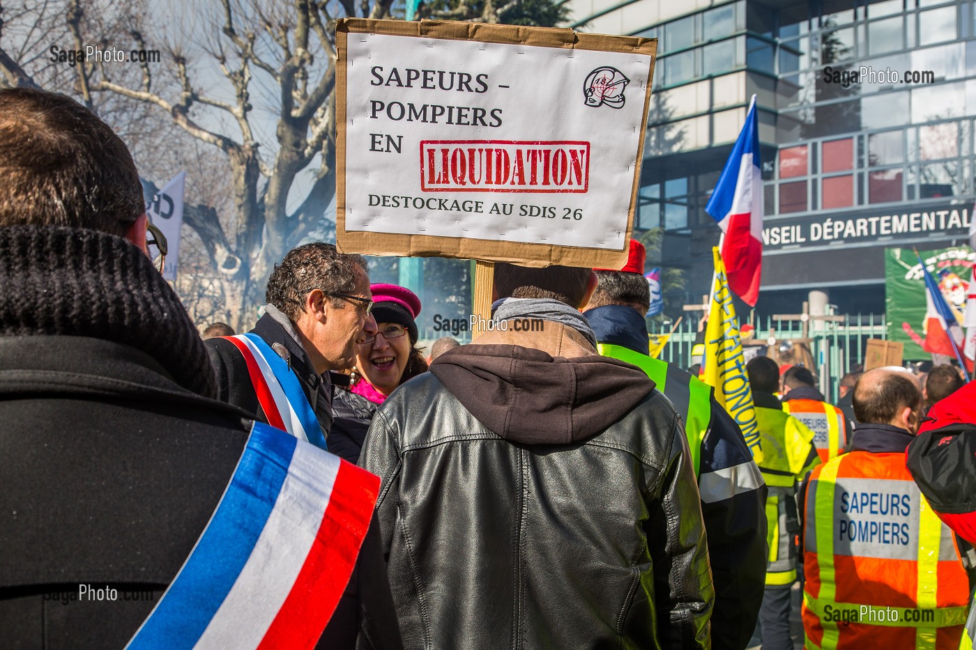 MANIFESTATION DES SAPEURS POMPIERS, ELUS ET POPULATION CONTRE LA FERMETURE DE 19 CENTRE DE SECOURS 