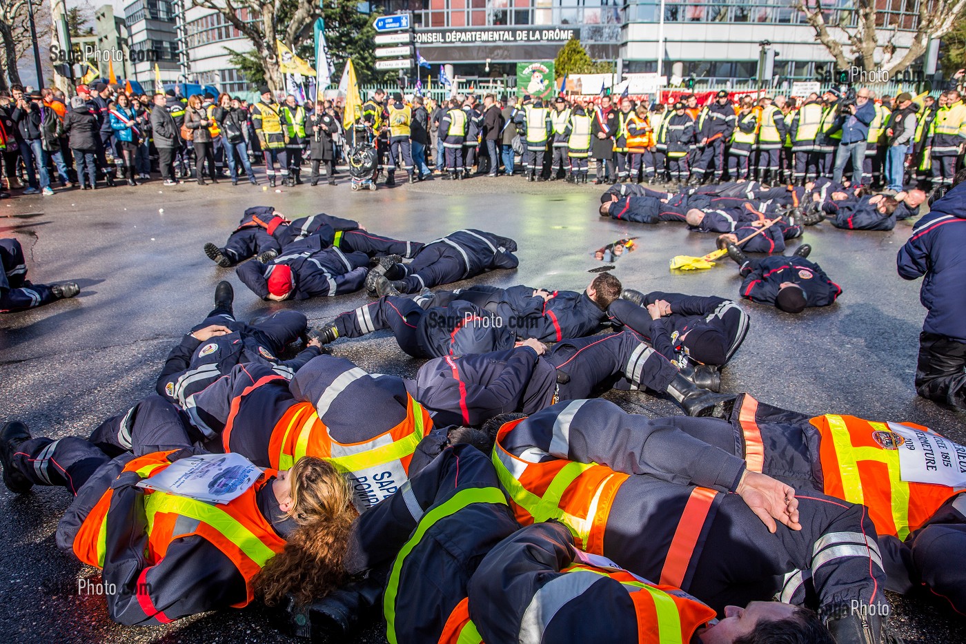 MANIFESTATION DES SAPEURS POMPIERS, ELUS ET POPULATION CONTRE LA FERMETURE DE 19 CENTRE DE SECOURS 