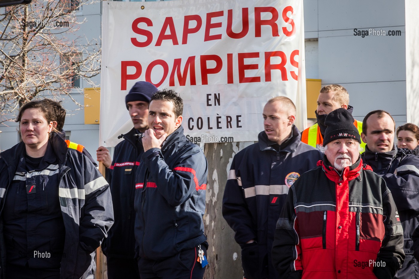 MANIFESTATION DES SAPEURS POMPIERS, ELUS ET POPULATION CONTRE LA FERMETURE DE 19 CENTRE DE SECOURS 