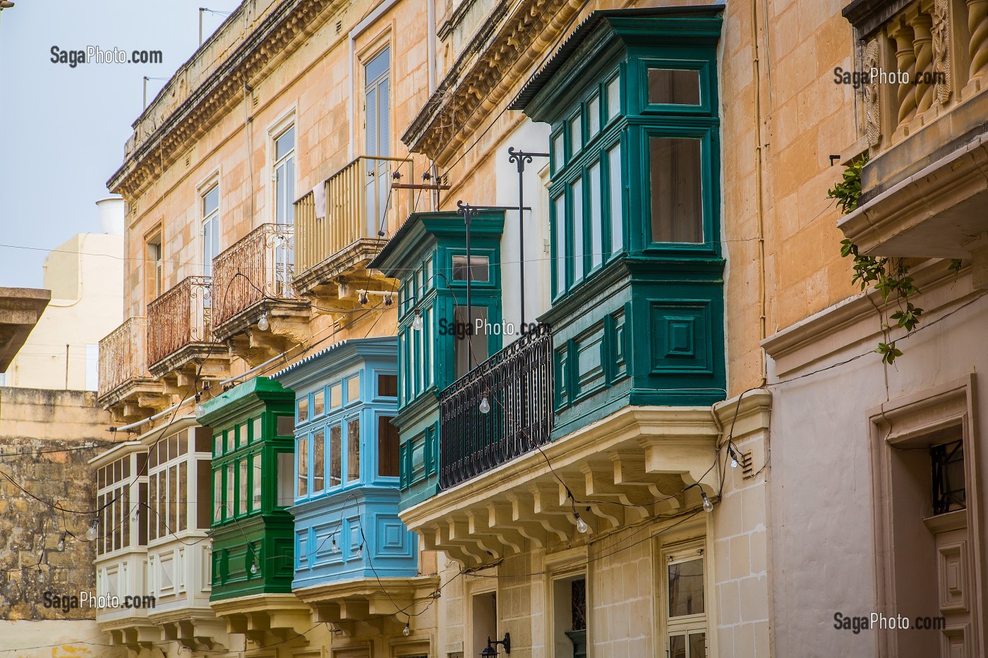 BOW WINDOWS BALCONS COLORES INSPIRES DES MOUCHARABIEHS DES PAYS ARABES, MDINA, MALTE 