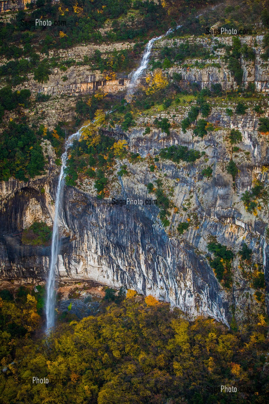 CHUTE D'EAU GORGE DU LOUP, ALPES MARITIMES, FRANCE 