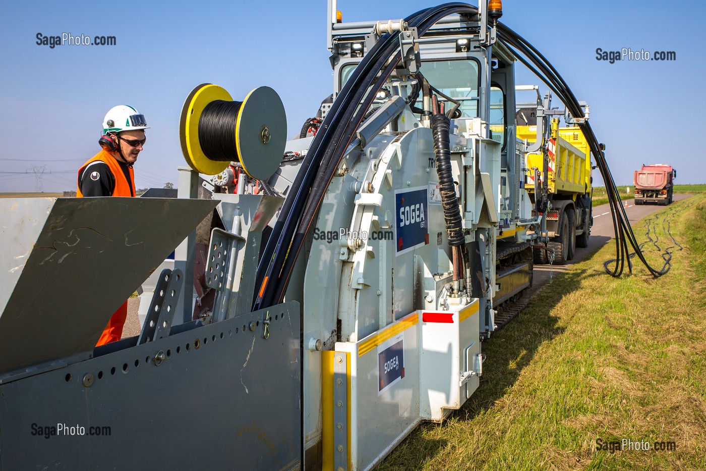 POSE D'UN RESEAU INTERNET DE FIBRE OPTIQUE, FRANCE 