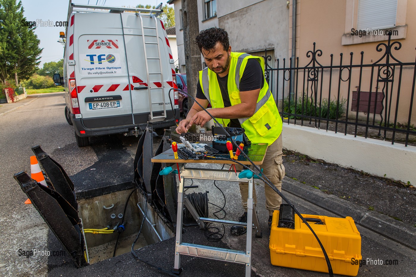 POSE D'UN RESEAU INTERNET DE FIBRE OPTIQUE, FRANCE 