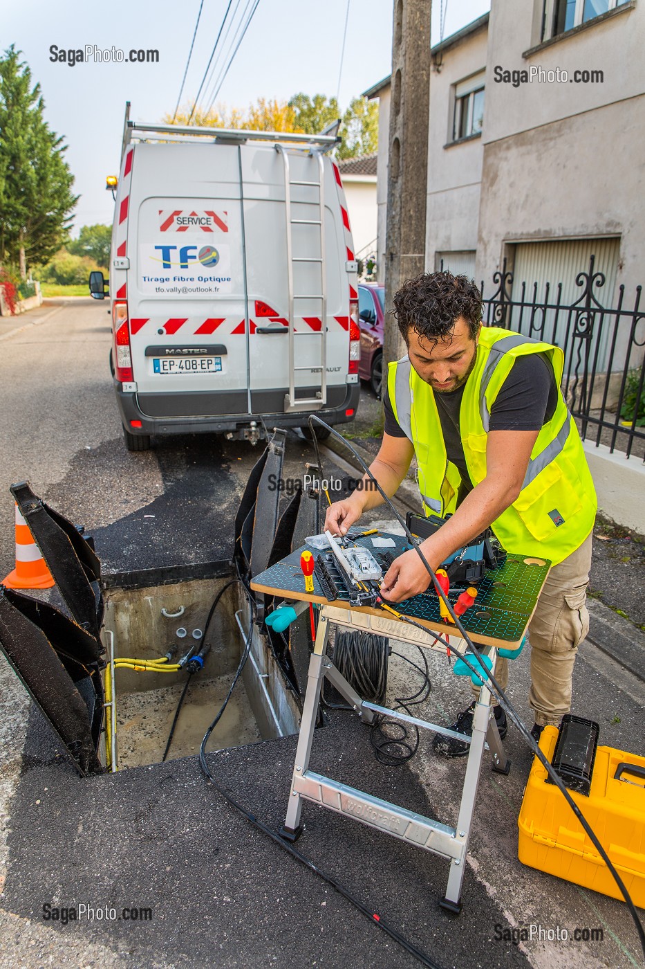 - POSE D'UN RESEAU INTERNET DE FIBRE OPTIQUE, FRANCE 