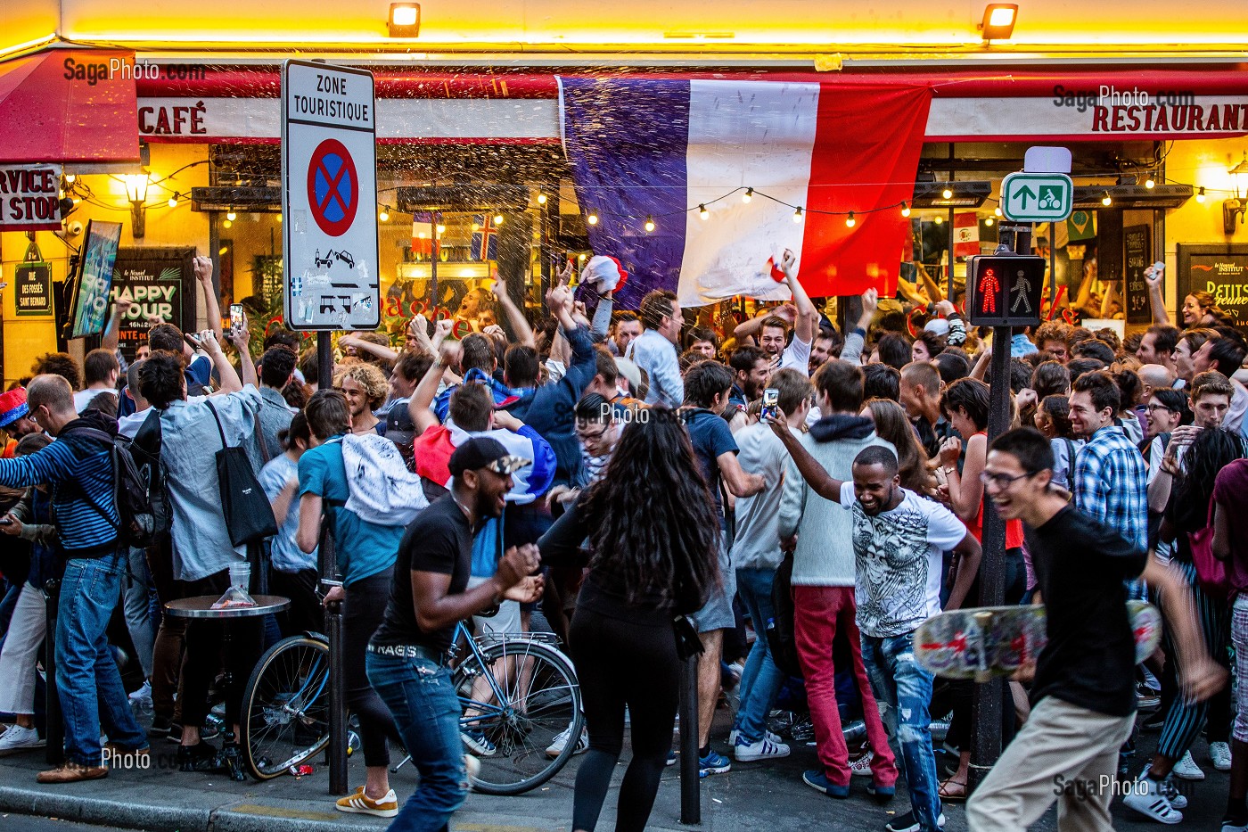 SCENE DE LIESSE APRES LA VICTOIRE DE L'EQUIPE DE FRANCE DE FOOTBALL EN DEMI FINALE DE LA COUPE DU MONDE 2018, FRANCE - BELGIQUE, BOULEVARD SAINT GERMAIN, PARIS, FRANCE, EUROPE 