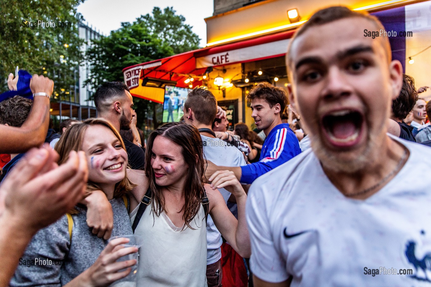 SCENE DE LIESSE APRES LA VICTOIRE DE L'EQUIPE DE FRANCE DE FOOTBALL EN DEMI FINALE DE LA COUPE DU MONDE 2018, FRANCE - BELGIQUE, BOULEVARD SAINT GERMAIN, PARIS, FRANCE, EUROPE 