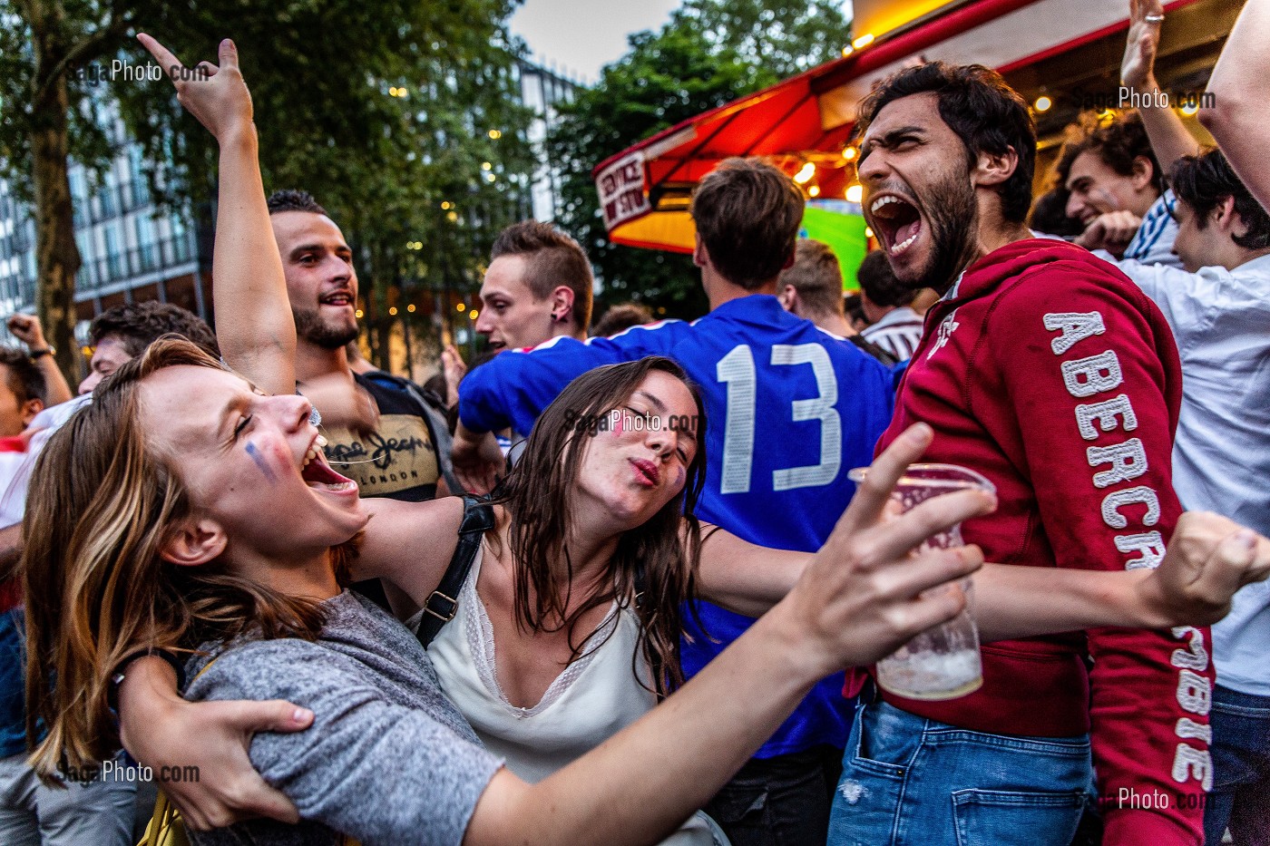 SCENE DE LIESSE APRES LA VICTOIRE DE L'EQUIPE DE FRANCE DE FOOTBALL EN DEMI FINALE DE LA COUPE DU MONDE 2018, FRANCE - BELGIQUE, BOULEVARD SAINT GERMAIN, PARIS, FRANCE, EUROPE 
