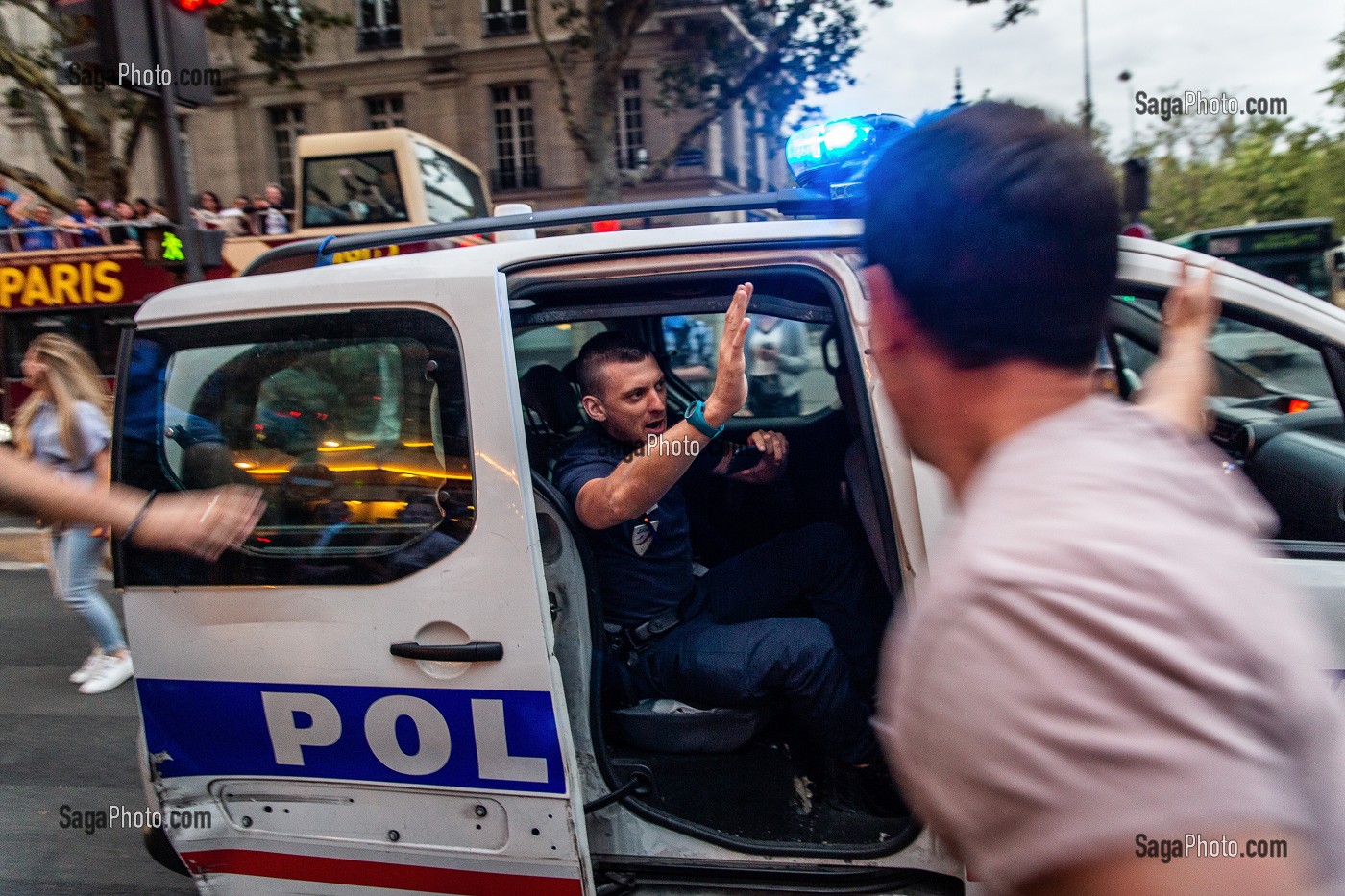 SUPPORTER ET POLICIERS FRATERNISENT, SCENE DE LIESSE APRES LA VICTOIRE DE L'EQUIPE DE FRANCE DE FOOTBALL EN DEMI FINALE DE LA COUPE DU MONDE 2018, FRANCE - BELGIQUE, PARIS, FRANCE, EUROPE 