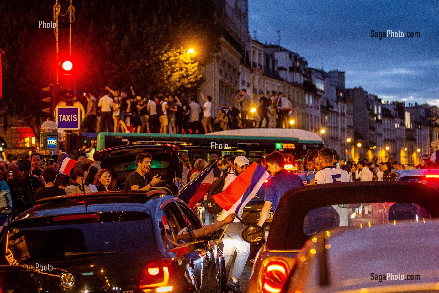 SUPPORTERS SUR UN BUS DE LA RATP, SCENE DE LIESSE APRES LA VICTOIRE DE L'EQUIPE DE FRANCE DE FOOTBALL EN DEMI FINALE, FRANCE - BELGIQUE, PLACE SAINT MICHEL, PARIS, FRANCE, EUROPE 