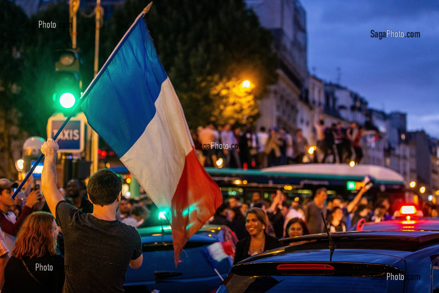 SUPPORTERS SUR UN BUS DE LA RATP, SCENE DE LIESSE APRES LA VICTOIRE DE L'EQUIPE DE FRANCE DE FOOTBALL EN DEMI FINALE, FRANCE - BELGIQUE, PLACE SAINT MICHEL, PARIS, FRANCE, EUROPE 