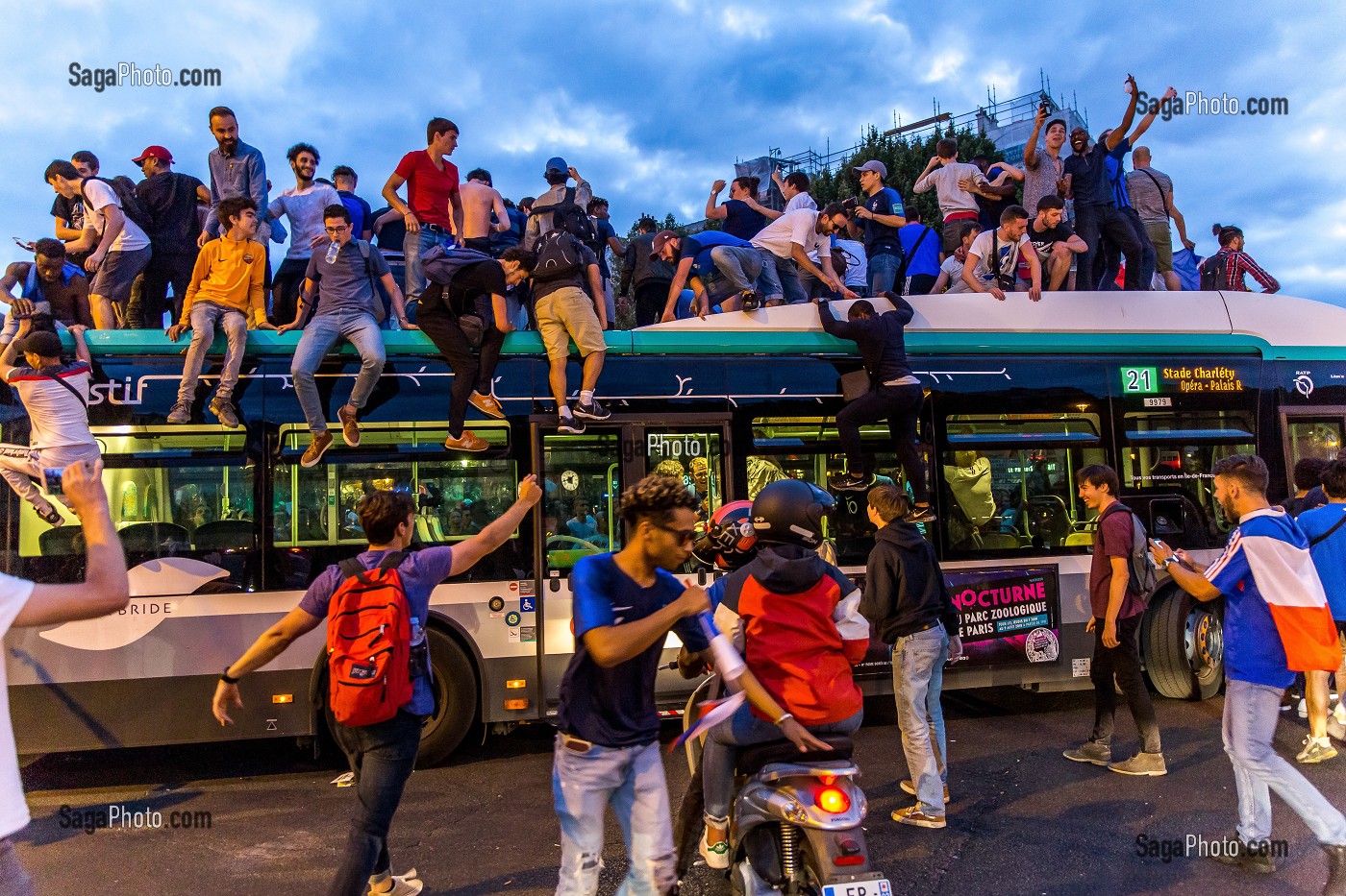SUPPORTERS SUR UN BUS DE LA RATP, SCENE DE LIESSE APRES LA VICTOIRE DE L'EQUIPE DE FRANCE DE FOOTBALL EN DEMI FINALE, FRANCE - BELGIQUE, PLACE SAINT MICHEL, PARIS, FRANCE, EUROPE 