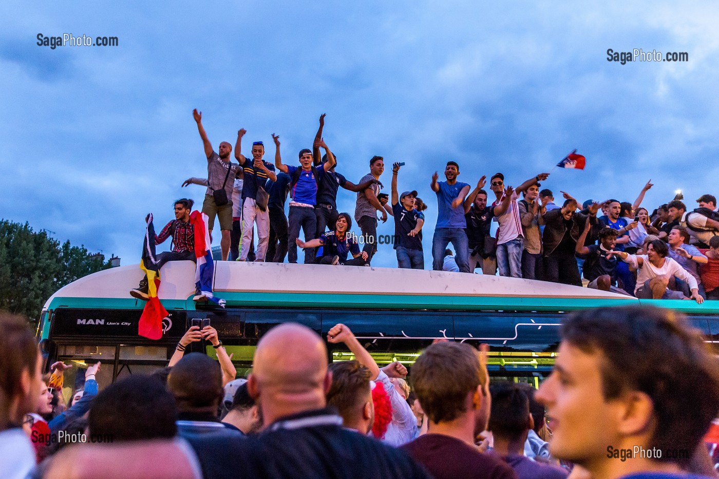 SUPPORTERS SUR UN BUS DE LA RATP, SCENE DE LIESSE APRES LA VICTOIRE DE L'EQUIPE DE FRANCE DE FOOTBALL EN DEMI FINALE, FRANCE - BELGIQUE, PLACE SAINT MICHEL, PARIS, FRANCE, EUROPE 
