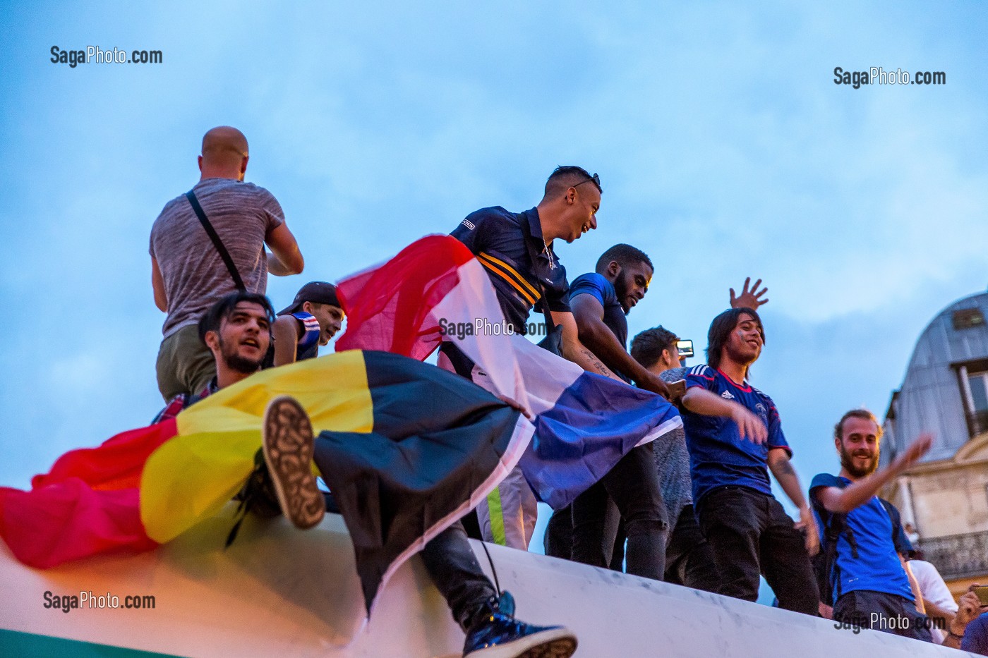 SUPPORTERS SUR UN BUS DE LA RATP, SCENE DE LIESSE APRES LA VICTOIRE DE L'EQUIPE DE FRANCE DE FOOTBALL EN DEMI FINALE, FRANCE - BELGIQUE, PLACE SAINT MICHEL, PARIS, FRANCE, EUROPE 