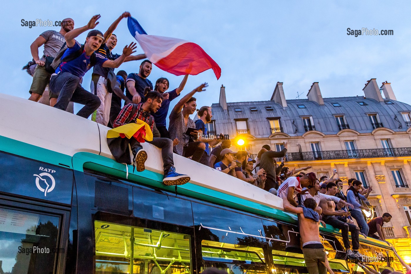 SUPPORTERS SUR UN BUS DE LA RATP, SCENE DE LIESSE APRES LA VICTOIRE DE L'EQUIPE DE FRANCE DE FOOTBALL EN DEMI FINALE, FRANCE - BELGIQUE, PLACE SAINT MICHEL, PARIS, FRANCE, EUROPE 