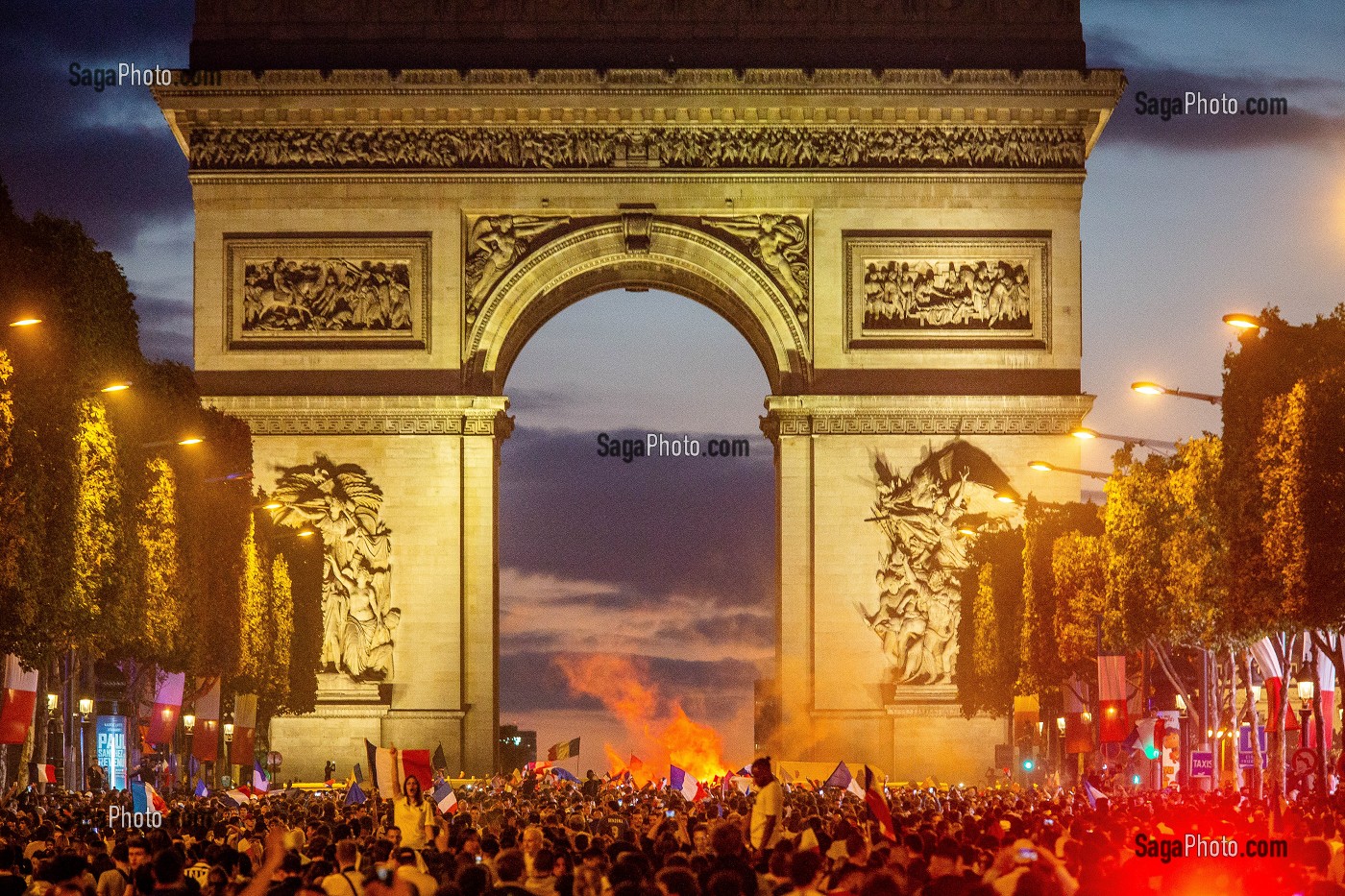 SCENE DE LIESSE APRES LA VICTOIRE DE L'EQUIPE DE FRANCE DE FOOTBALL EN DEMI FINALE, FRANCE - BELGIQUE, CHAMPS ELYSEES, PARIS, FRANCE, EUROPE 