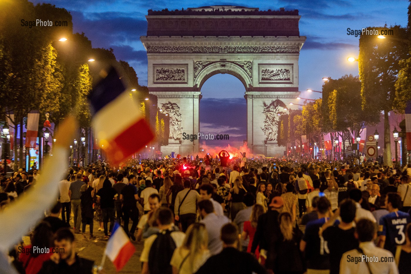 SCENE DE LIESSE APRES LA VICTOIRE DE L'EQUIPE DE FRANCE DE FOOTBALL EN DEMI FINALE, FRANCE - BELGIQUE, CHAMPS ELYSEES, PARIS, FRANCE, EUROPE 
