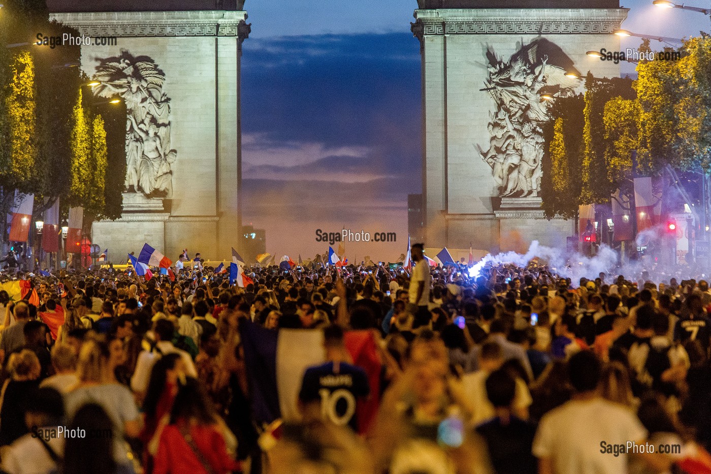 SCENE DE LIESSE APRES LA VICTOIRE DE L'EQUIPE DE FRANCE DE FOOTBALL EN DEMI FINALE, FRANCE - BELGIQUE, CHAMPS ELYSEES, PARIS, FRANCE, EUROPE 