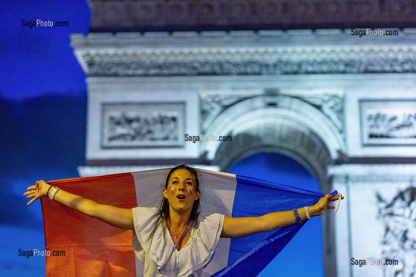 SCENE DE LIESSE APRES LA VICTOIRE DE L'EQUIPE DE FRANCE DE FOOTBALL EN DEMI FINALE, FRANCE - BELGIQUE, CHAMPS ELYSEES, PARIS, FRANCE, EUROPE 