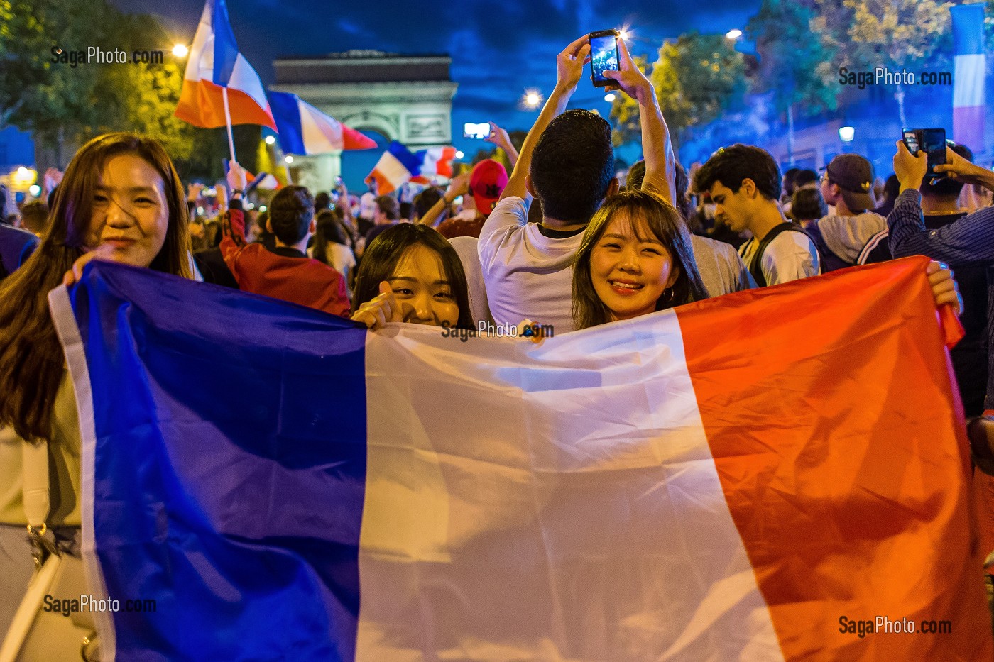 SCENE DE LIESSE APRES LA VICTOIRE DE L'EQUIPE DE FRANCE DE FOOTBALL EN DEMI FINALE, FRANCE - BELGIQUE, CHAMPS ELYSEES, PARIS, FRANCE, EUROPE 