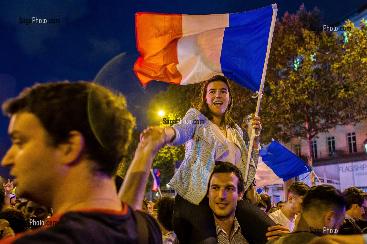 SCENE DE LIESSE APRES LA VICTOIRE DE L'EQUIPE DE FRANCE DE FOOTBALL EN DEMI FINALE, FRANCE - BELGIQUE, CHAMPS ELYSEES, PARIS, FRANCE, EUROPE 