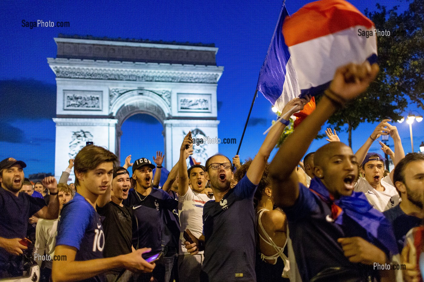 SCENE DE LIESSE APRES LA VICTOIRE DE L'EQUIPE DE FRANCE DE FOOTBALL EN DEMI FINALE, FRANCE - BELGIQUE, CHAMPS ELYSEES, PARIS, FRANCE, EUROPE 