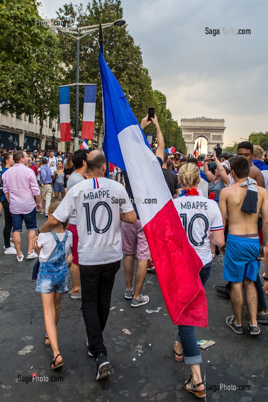 SCENE DE LIESSE APRES LA VICTOIRE DE L'EQUIPE DE FRANCE DE FOOTBALL EN FINALE DE LA COUPE DU MONDE, FRANCE - CROATIE, PARIS, FRANCE, EUROPE 