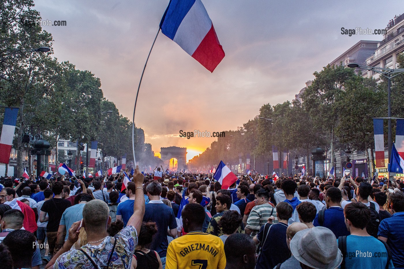 SCENE DE LIESSE APRES LA VICTOIRE DE L'EQUIPE DE FRANCE DE FOOTBALL EN FINALE DE LA COUPE DU MONDE, FRANCE - CROATIE, PARIS, FRANCE, EUROPE 