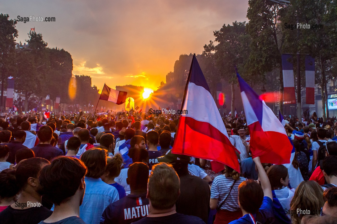 SCENE DE LIESSE APRES LA VICTOIRE DE L'EQUIPE DE FRANCE DE FOOTBALL EN FINALE DE LA COUPE DU MONDE, FRANCE - CROATIE, PARIS, FRANCE, EUROPE 