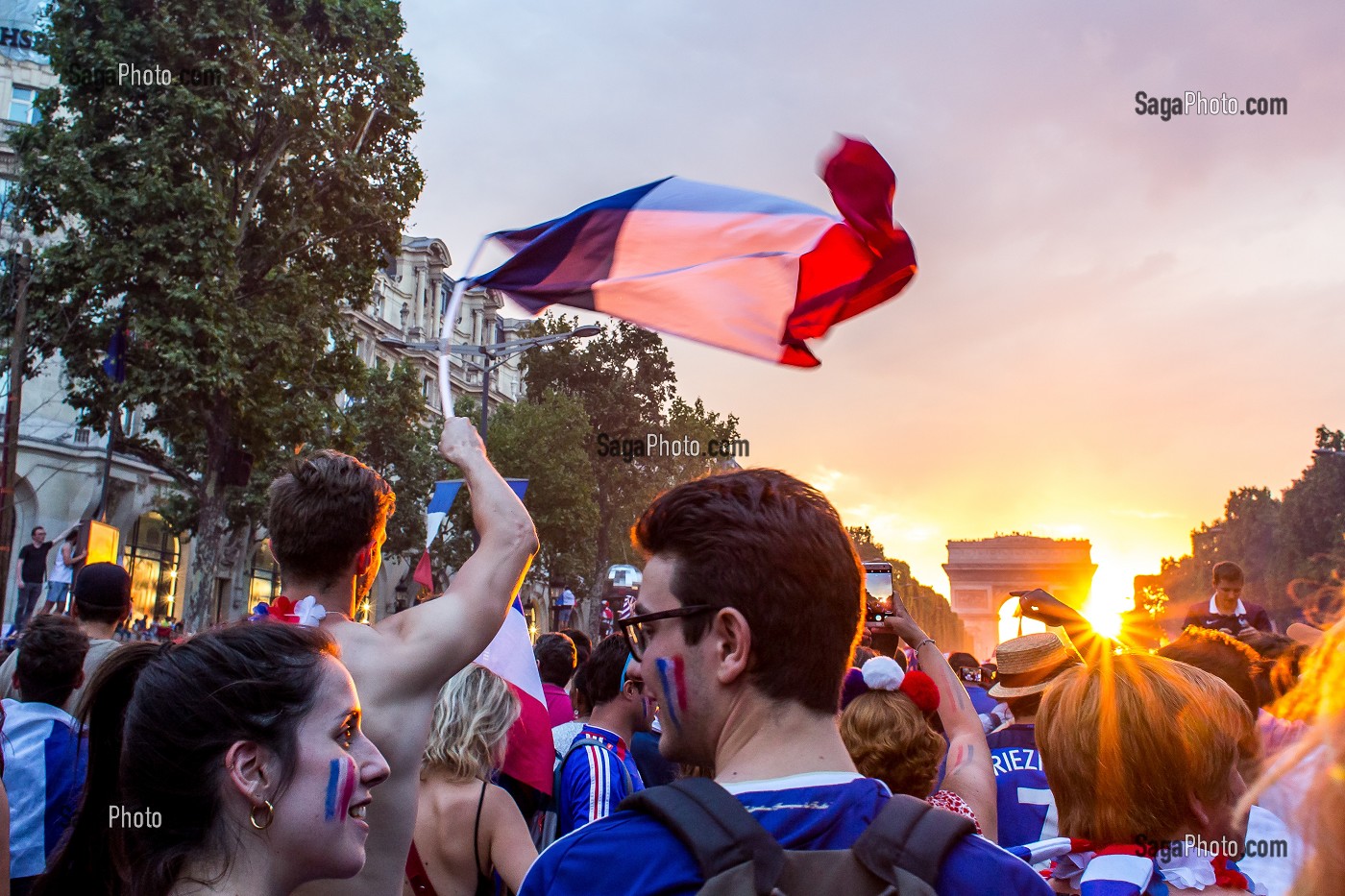 SCENE DE LIESSE APRES LA VICTOIRE DE L'EQUIPE DE FRANCE DE FOOTBALL EN FINALE DE LA COUPE DU MONDE, FRANCE - CROATIE, PARIS, FRANCE, EUROPE 