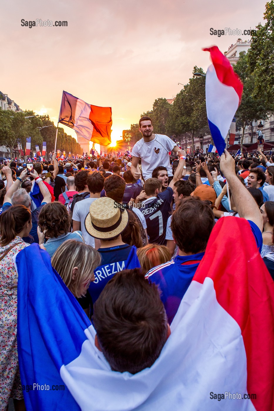 SCENE DE LIESSE APRES LA VICTOIRE DE L'EQUIPE DE FRANCE DE FOOTBALL EN FINALE DE LA COUPE DU MONDE, FRANCE - CROATIE, PARIS, FRANCE, EUROPE 