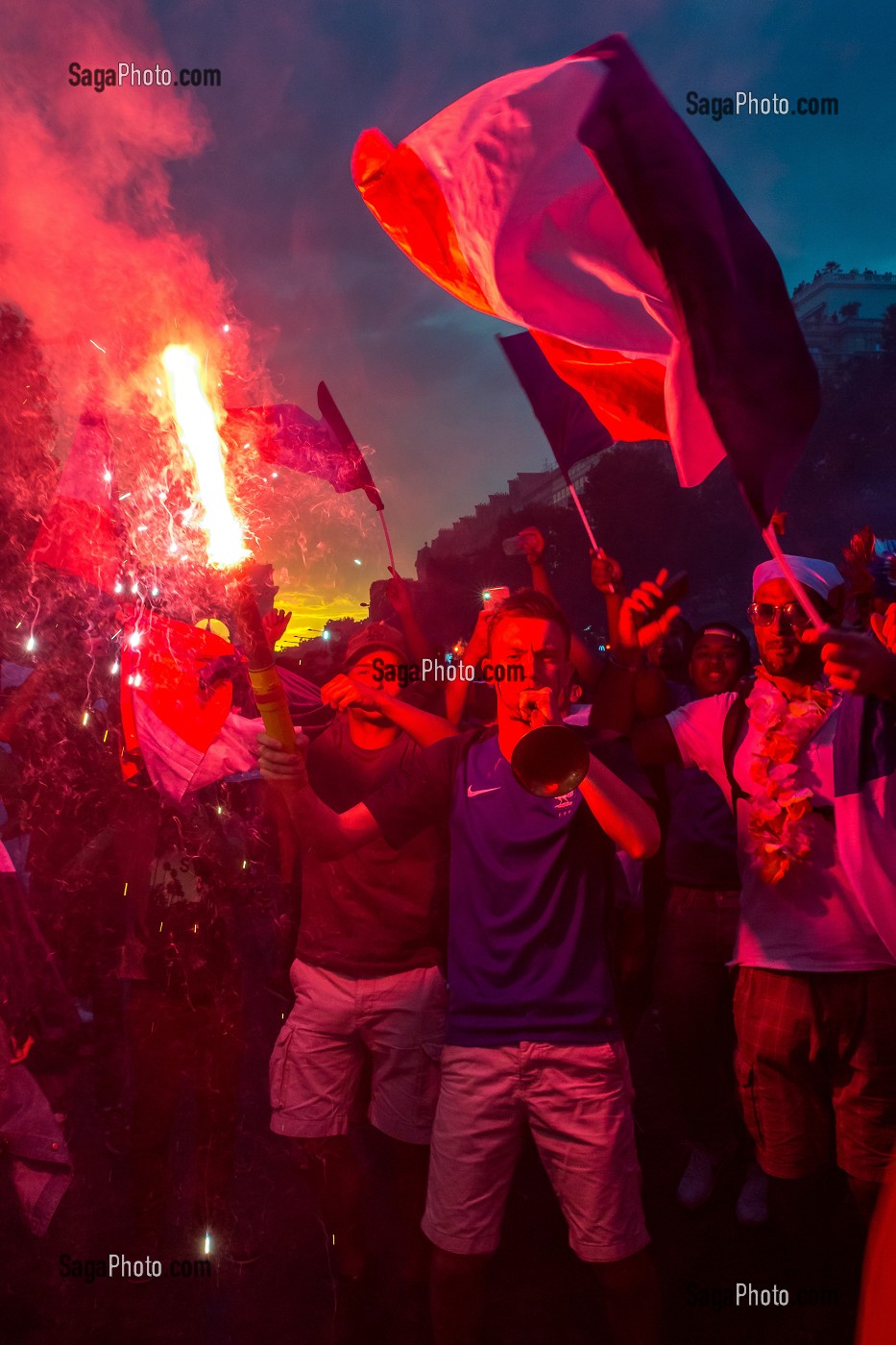 SCENE DE LIESSE APRES LA VICTOIRE DE L'EQUIPE DE FRANCE DE FOOTBALL EN FINALE DE LA COUPE DU MONDE, FRANCE - CROATIE, PARIS, FRANCE, EUROPE 