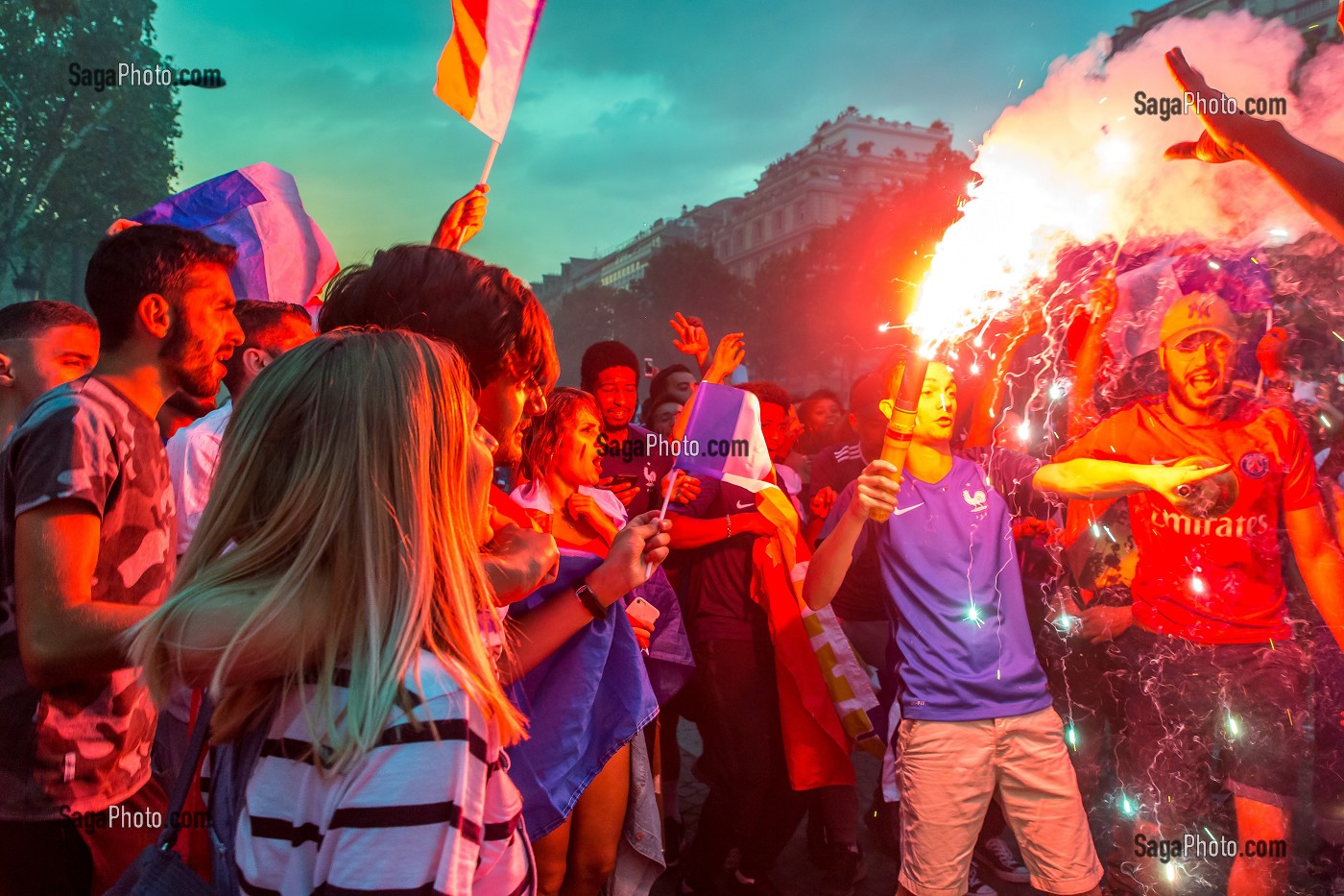 SCENE DE LIESSE APRES LA VICTOIRE DE L'EQUIPE DE FRANCE DE FOOTBALL EN FINALE DE LA COUPE DU MONDE, FRANCE - CROATIE, PARIS, FRANCE, EUROPE 