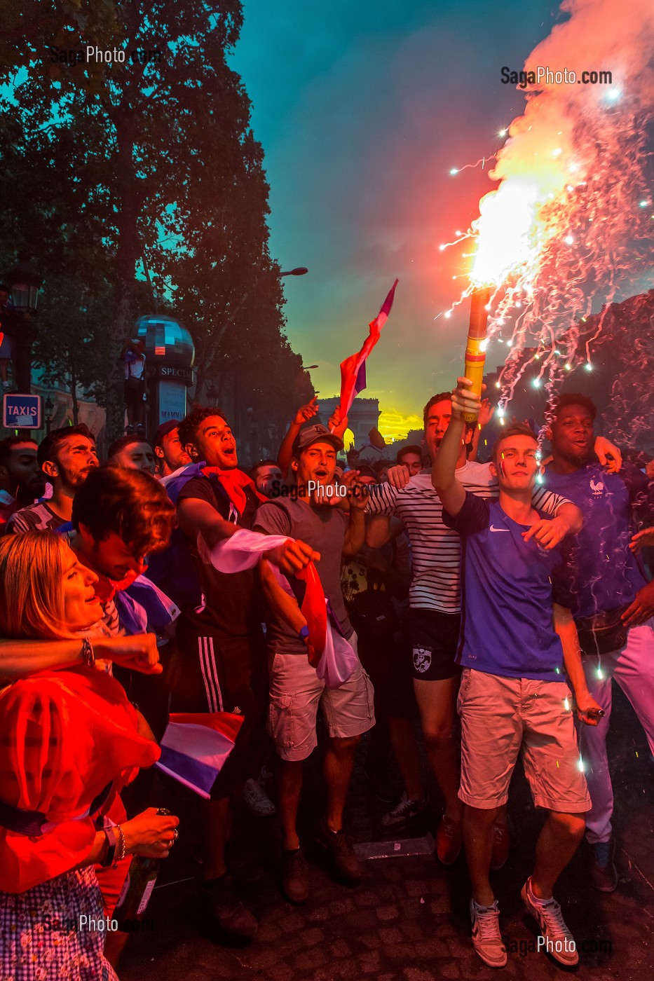 SCENE DE LIESSE APRES LA VICTOIRE DE L'EQUIPE DE FRANCE DE FOOTBALL EN FINALE DE LA COUPE DU MONDE, FRANCE - CROATIE, PARIS, FRANCE, EUROPE 