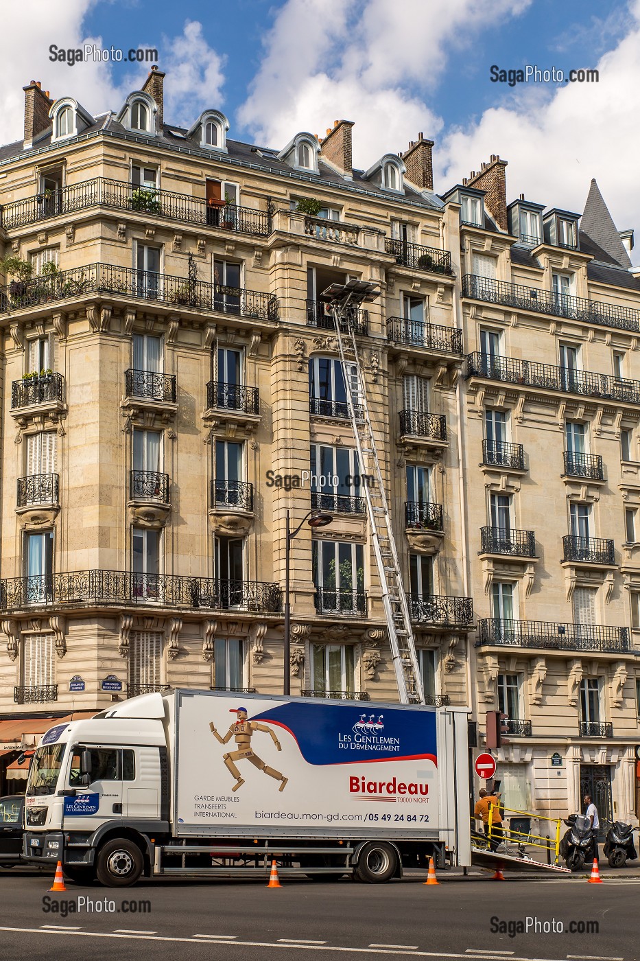 ILLUSTRATION DEMENAGEMENT, IMMEUBLE HAUSSMANIEN, BOULEVARD RASPAIL, PARIS, 14EME ARRONDISSEMENT, FRANCE, EUROPE 