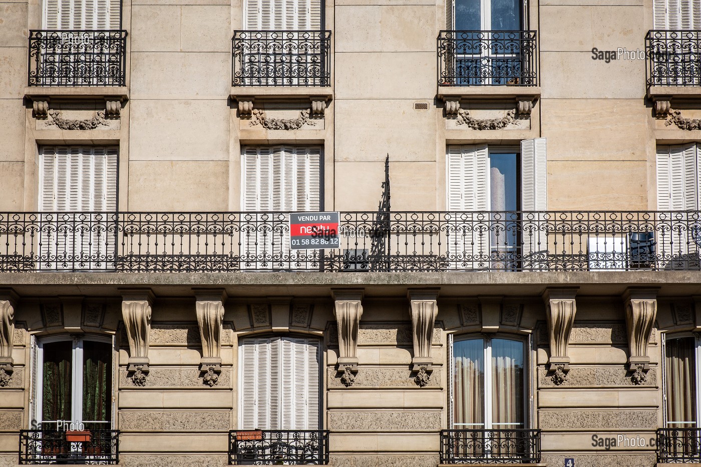 PANNEAU VENDU SUR IMMEUBLE HAUSSMANIEN, BOULEVARD RASPAIL, PARIS, 14EME ARRONDISSEMENT, FRANCE, EUROPE 