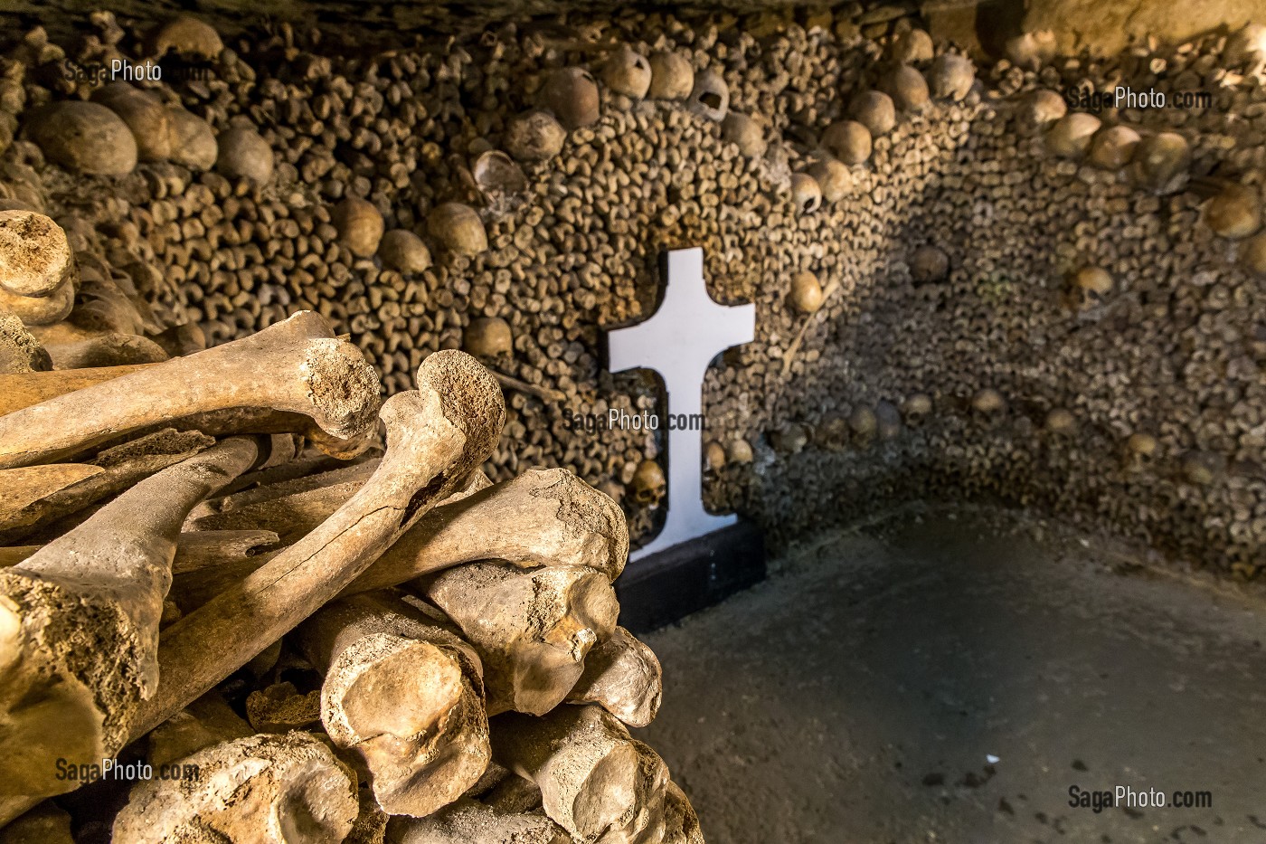 CROIX CATHOLIQUE, CRANES ET OSSEMENTS DANS LES CATACOMBES DE PARIS, 14E ARRONDISSEMENT, PARIS (75) 