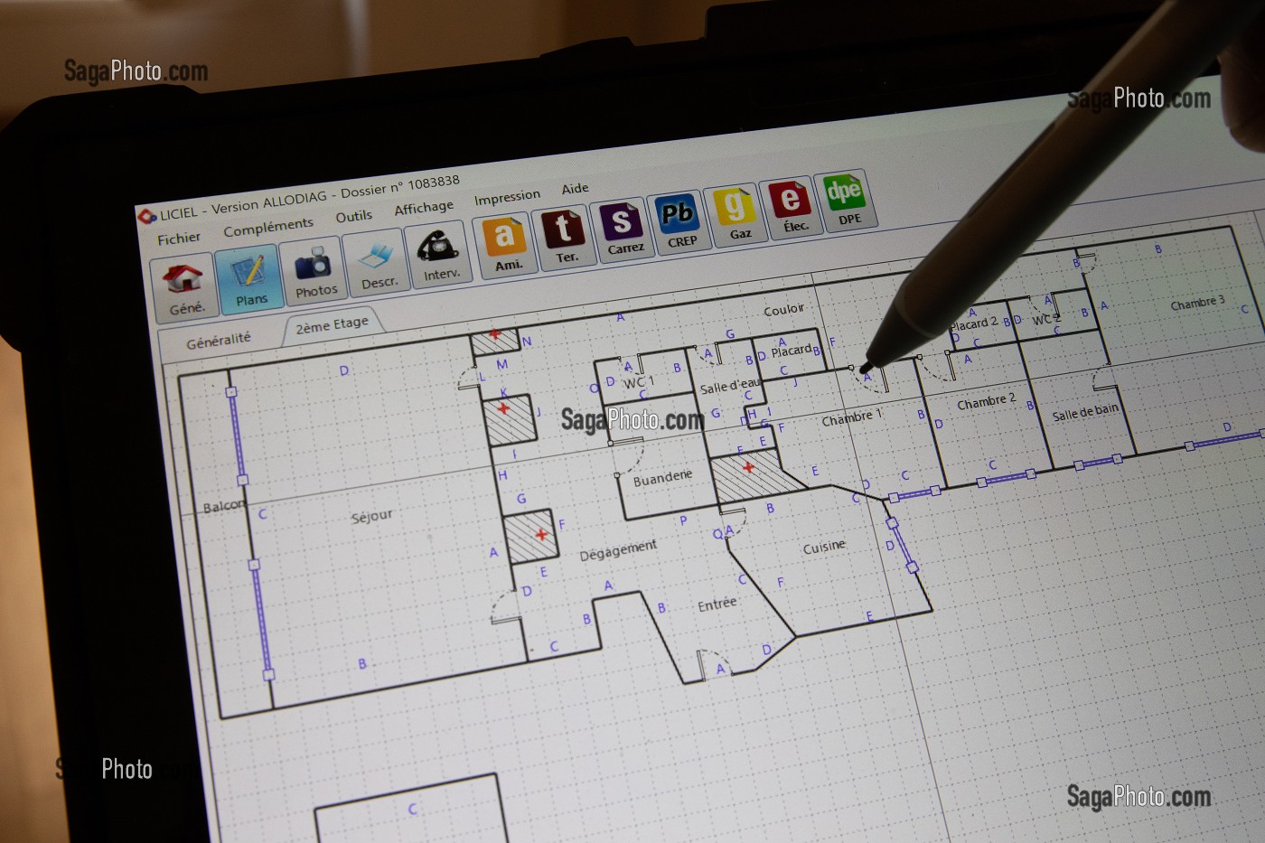 ILLUSTRATION METRAGE, CALCUL DE LA SUPERFICIE, LOI CARREZ, DIAGNOSTIC IMMOBILIER DANS UN APPARTEMENT, PARIS (75) 