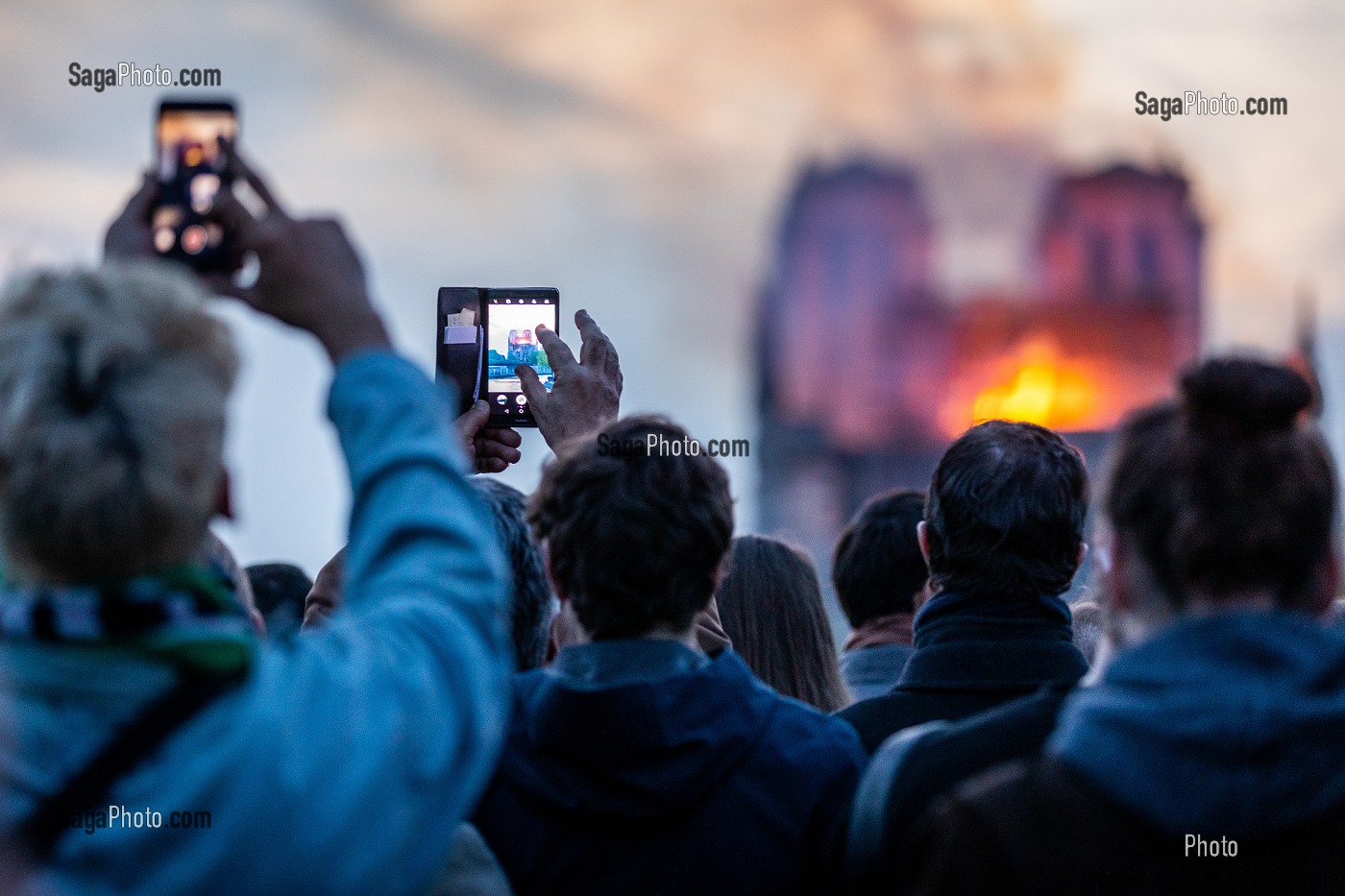 PARISIENS SUR LES BERGES DE LA SEINE ASSISTANTS A L'INCENDIE DE LA CATHEDRALE NOTRE DAME DE PARIS, PARIS, LE 15/04/19 