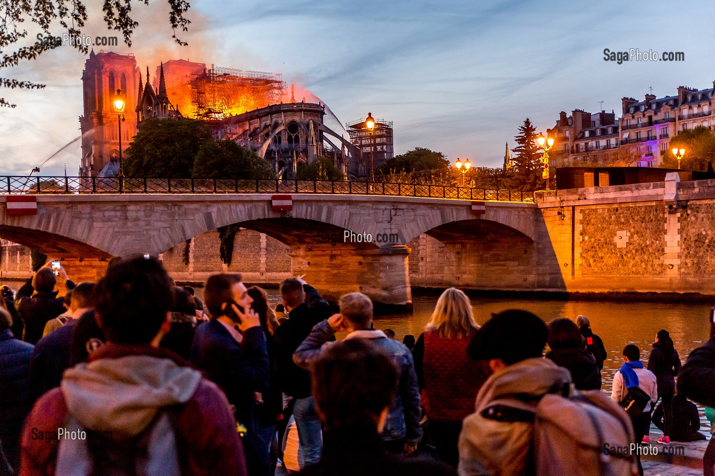 PARISIENS SUR LES BERGES DE LA SEINE ASSISTANTS A L'INCENDIE DE LA CATHEDRALE NOTRE DAME DE PARIS, PARIS, LE 15/04/19 