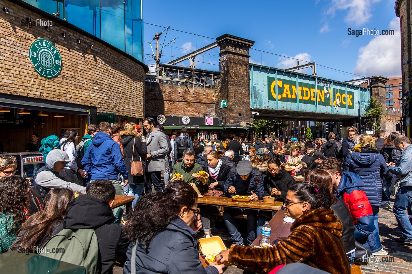 RESTAURANT DANS LA RUE, CAMDEN MARKET, LONDRES, ANGLETERRE 